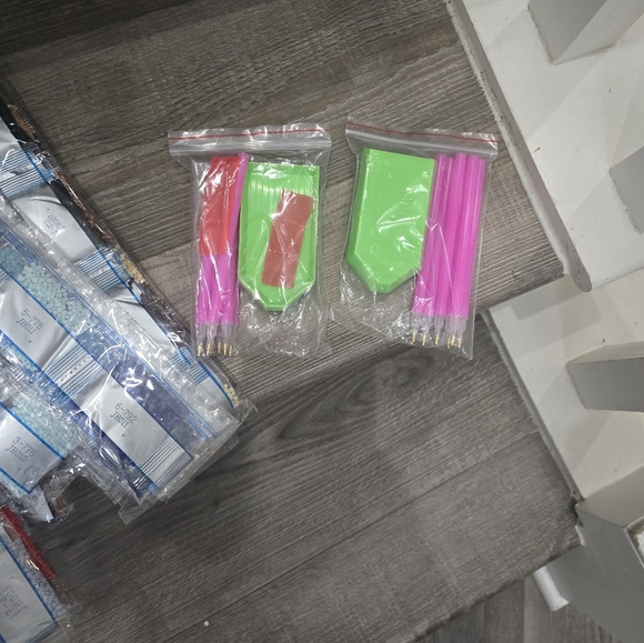 Large set of paint gem 12 pictures. 13 sets of bead pack and 2 sets of utensils - Picture 4 of 10